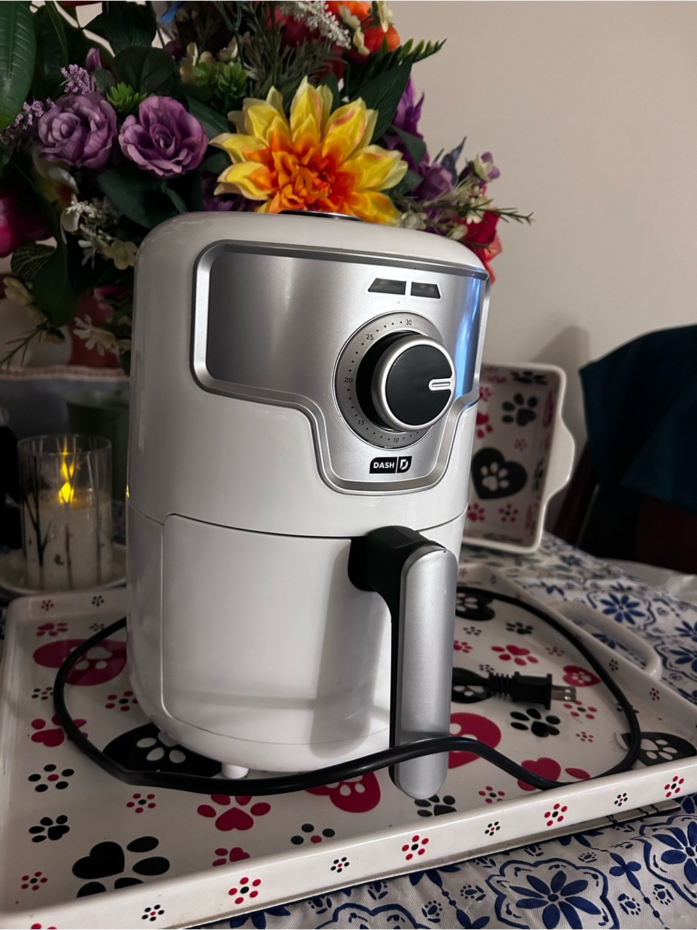 Dash Compact White and Silver Air Fryer with Adjustable Dial